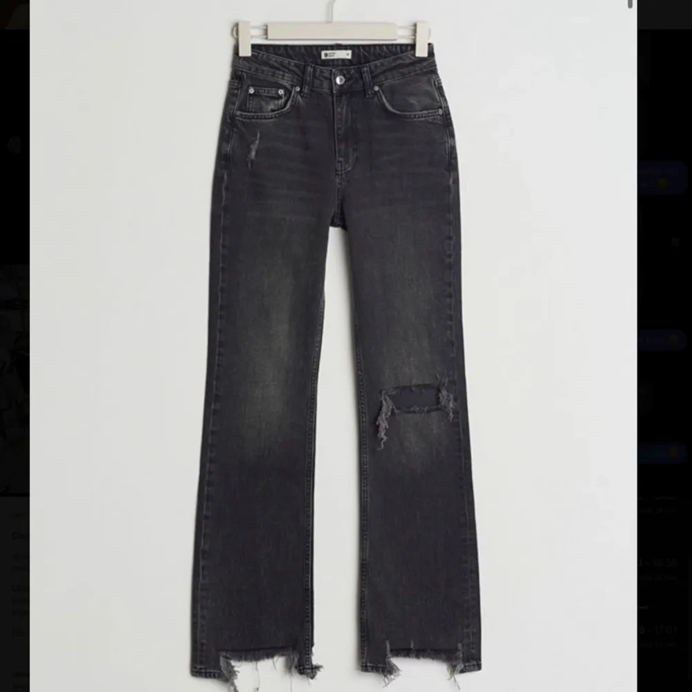 Super snygga slutsålda flare jeans från Gina tricot i storlek 36 skulle även säga att dom passar 34 då dom är lite små i storleken jeansen är i ny skick och passar jätte bra i längden på mig som är ca 175 cm . Jeans & Byxor.