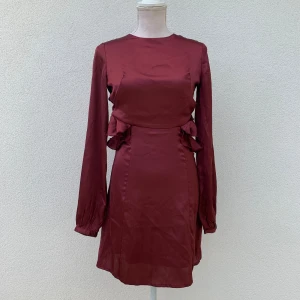 Burgundy klänning  - Storlek S Gina Tricot