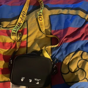 Off White väska - Hej jag säljer då min Off-white väska då jag ej använder den längre den är helt fläckfri, skriv för fler bilder😊😊.