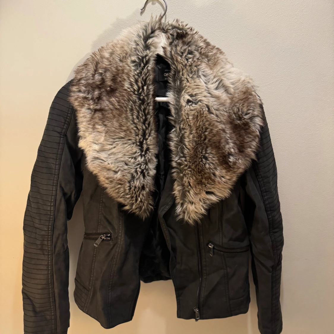 Skinnjacka med pälskrage