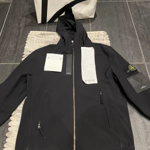 Stone Island Soft Shell-R Jacket // Jacka - Snygg jacka från Stone Island som passar perfekt nu till våren, fint skick (nån defekt finns), all og (kvitto, tags..) storlek M