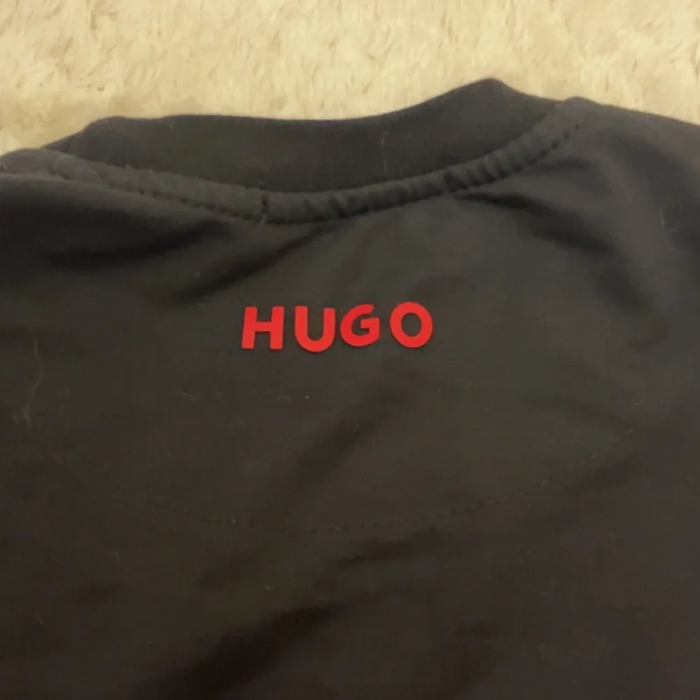 Snygg Hugo boss sweater i storlek S skulle vara slim fit på människor med storlek M.  Tvättas innan leverans!. Hoodies.