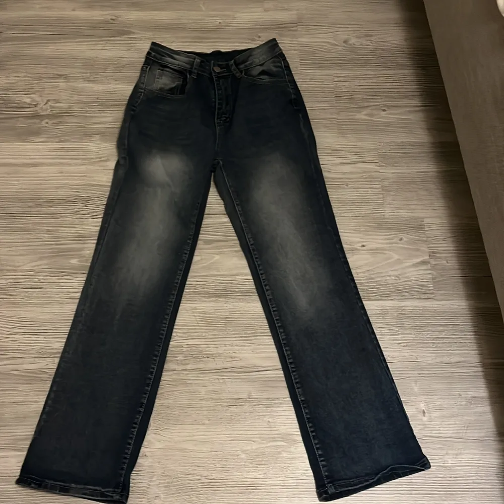 Mörk blå jeans  Low waist  Aldrig använda. Gratis frakt går att lösa om man swishar för byxorna. Jeans & Byxor.