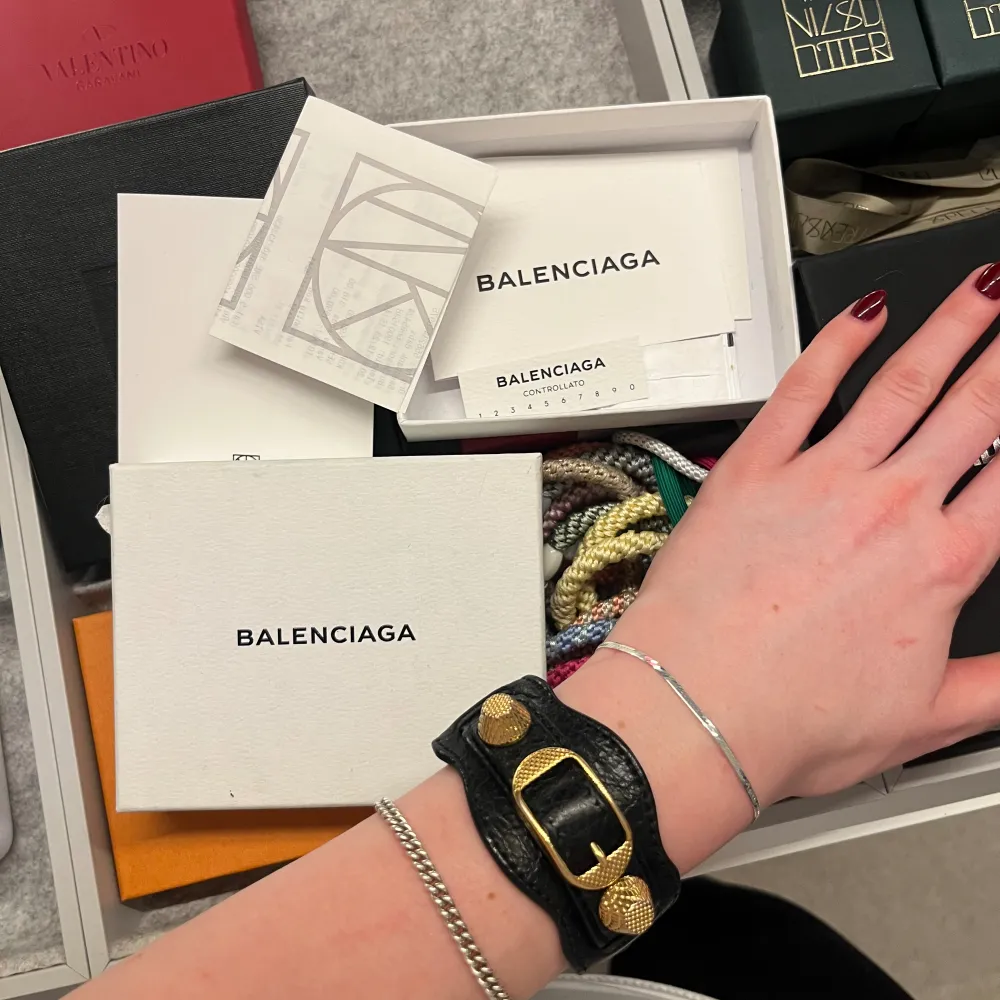 Säljer nu mitt älskade Balenciaga armband som tyvärr inte kommer till användning längre 🤍 är i jättefint skick🤍 naturligtvis äkta även kvitto medföljer köptes för 1600 kr på nk i Göteborg . Accessoarer.