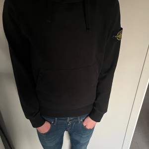 Svart Stone island hoodie i storlek S. Köpt från Luisaviaroma slutet av sommaren 2022. Nypris 3529. Bra skick äktenhetsbevis finns skriv om ni har fårgor. Priset är inte fast kom gärna med bud.