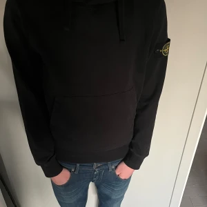 Stone island hoodie - Svart Stone island hoodie i storlek S. Köpt från Luisaviaroma slutet av sommaren 2022. Nypris 3529. Bra skick äktenhetsbevis finns skriv om ni har fårgor. Priset är inte fast kom gärna med bud.