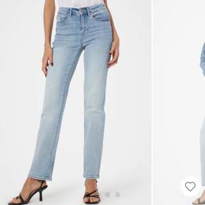 Säljer dessa fina jeans från veromoda, Vmflash Mr Straight Jeans. i storlek Xs-34. Väldigt stretchigt material, knappt använda🥰