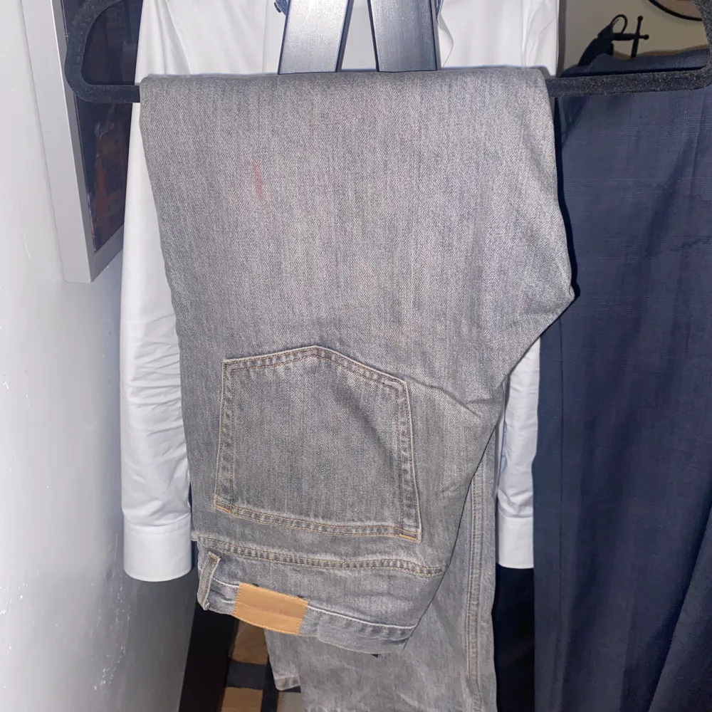 Sjyssta jeans från weekday, köpta för 600. Fin condition utöver liten fläck på baksidan som syns på tredje bilden.. Jeans & Byxor.