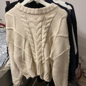 Stickad tröja - Så fin beigevit kabelstickad tröja från hm. Endast använd en gång & i mycket bra skick🤍