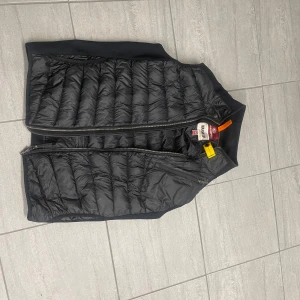 Parajumper väst - Säljer min väst som jag har vuxit ur. Den är i bra skick bara använd en säsong. Har lapparna och knapparna som man får med. Skriv om du har några frågor