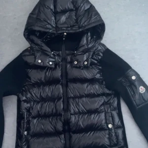 Moncler cardigan - Super skick 9,5/10 ej äktá nfc funkar o Scan finns, den sitter som xs men är s, tveka ej att höra av er om frågor