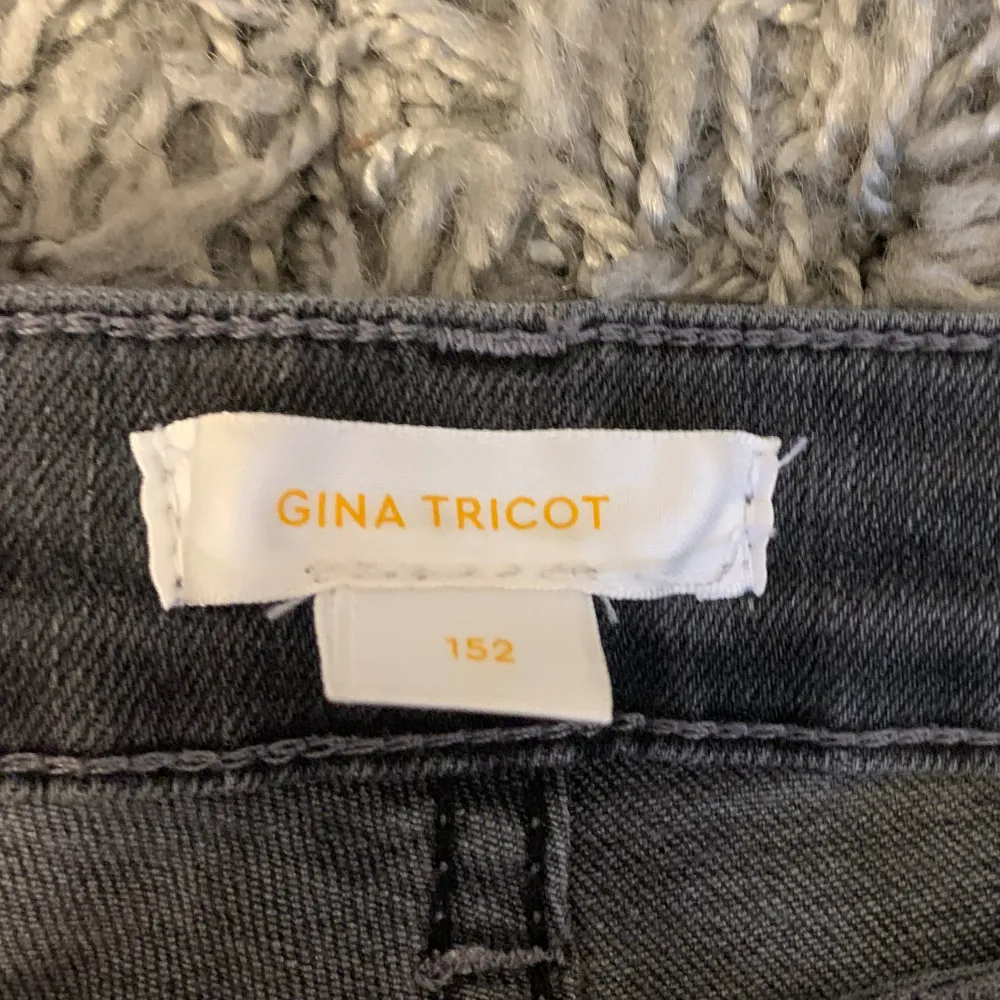 säljer mina gråa lågnifjade jeans från Gina Tricot young. Byxorna är i fint skick då dom är oanvända. Tror inte att just denna modell finns kvar på Gina Tricot längre. Priset kan diskuteras. Skriv för mer information och bilder❤️💞. Jeans & Byxor.
