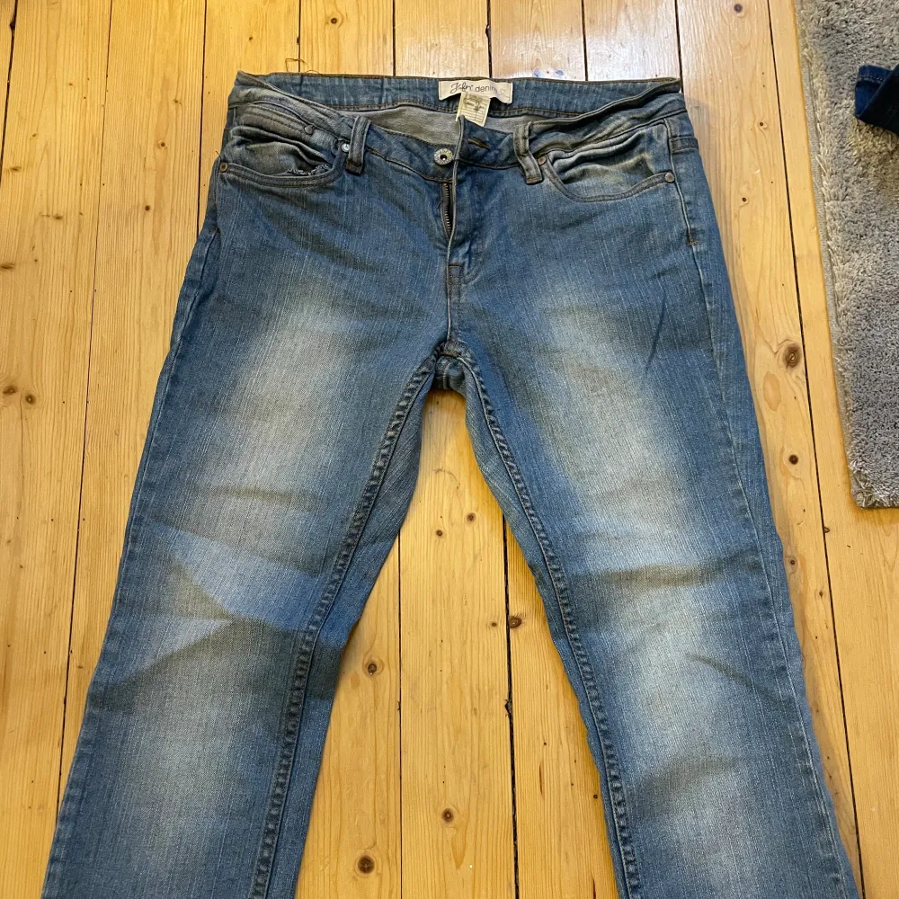 Lågmidjade raka blåa jeans i strl 29/30, lite stretchigt material och i fint skick!. Jeans & Byxor.