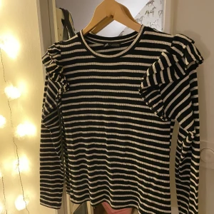 Söt tröja  - Säljer den här jätte söta randiga tröjan med volang från zara. 