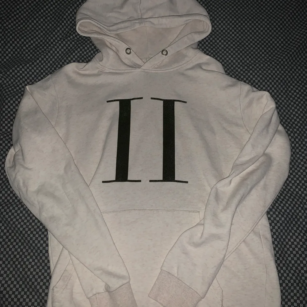 En fin Les Deux hoodie, storlek S. Använd många gånger men inga defekter. . Hoodies.