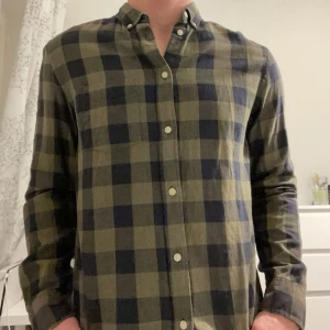 Flannel skjorta - Använd få gånger lite för lång för mig, passar nog L bättre än M. Mjuk och skön passar bra som kofta också.