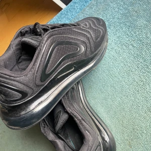 Svarta Nike air Max 720 S 43 - Säljer ett par svarta Nike air Max 720 med storlek 43, använd få gånger och är i bra skick. 