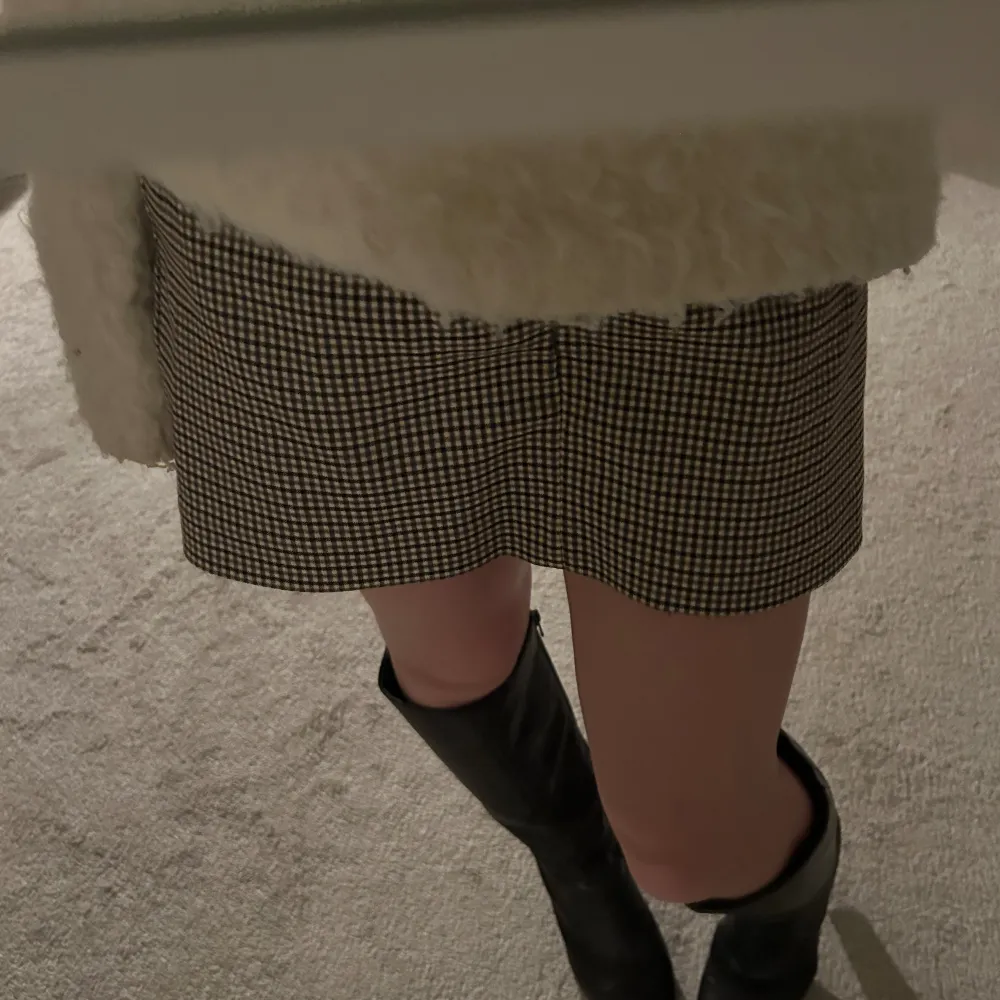 Rutig kjol/shorts från zara med lappar kvar! Super söt men lite stor på mig tycärr :( 🩷. Kjolar.