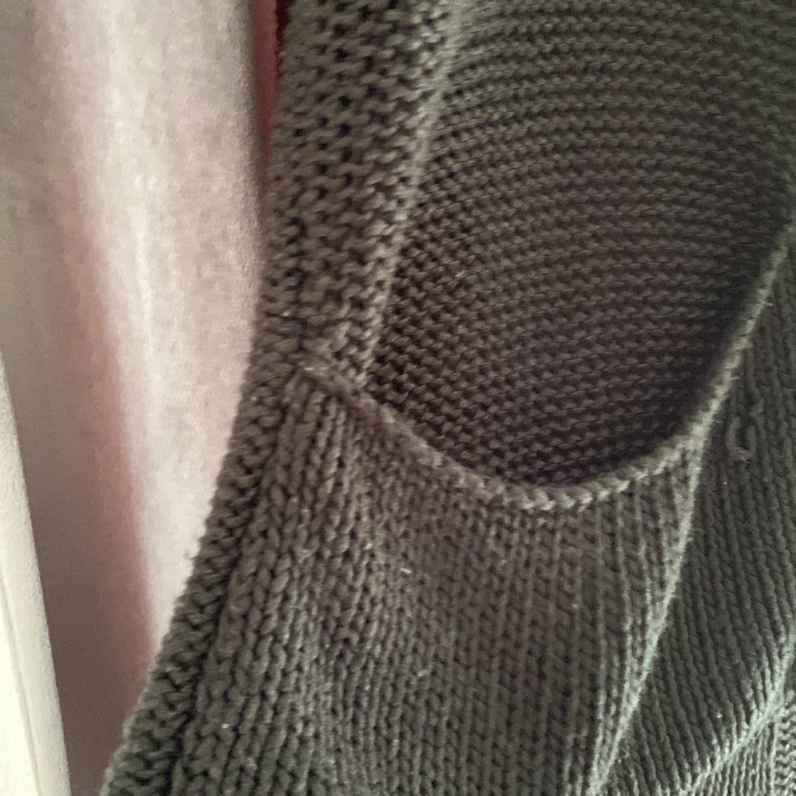 Tunn stickad tröja med fickor - 90