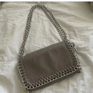 Tiamo väska - Grå tiamo väska, knappt använd, liten limfläck bild 3 