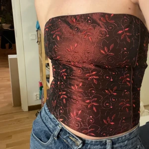 Korsett  - Helt underbar korsett! Man kan spänna och knyta den hur tajt man vill där bak så passar på flera storlekar💗 Står ingen storlek men skulle gissa att den passar på xs-M eftersom man kan knyta den!  Märket heter Your 6 sense. Pris kan diskuteras!