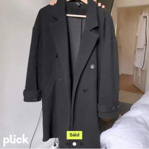 Säljer denna svarta kappa för den inte kommer till användning. Köpte på plick men den är från Zara. (lånade bilder) 