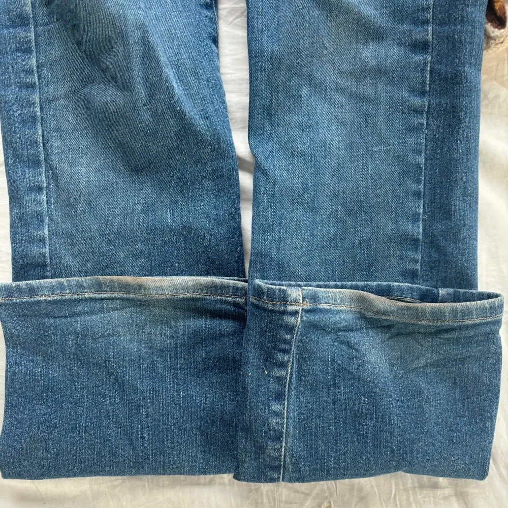 Supersnygga ltb jeans i bra skick, enda defekten skulle vara att dom är lite slitna längst ner vid hälarna! Lite långa på mig som är typ 170 men funkar ändå, har fixat snöre inuti jeansen men går att ta bort 💞Kan tänka mig att sänka vid snabb affär!. Jeans & Byxor.