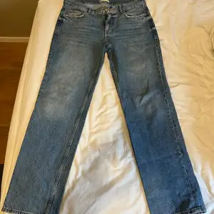 Straight mid-rise jeans från ginatricot 💕 Midjemått: 45 cm rakt över, innerbenslängd: 80 cm