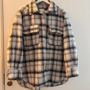 Jackor för salu - Två skjortjackor från H&M i storlek S. En för 400kr både för 650kr