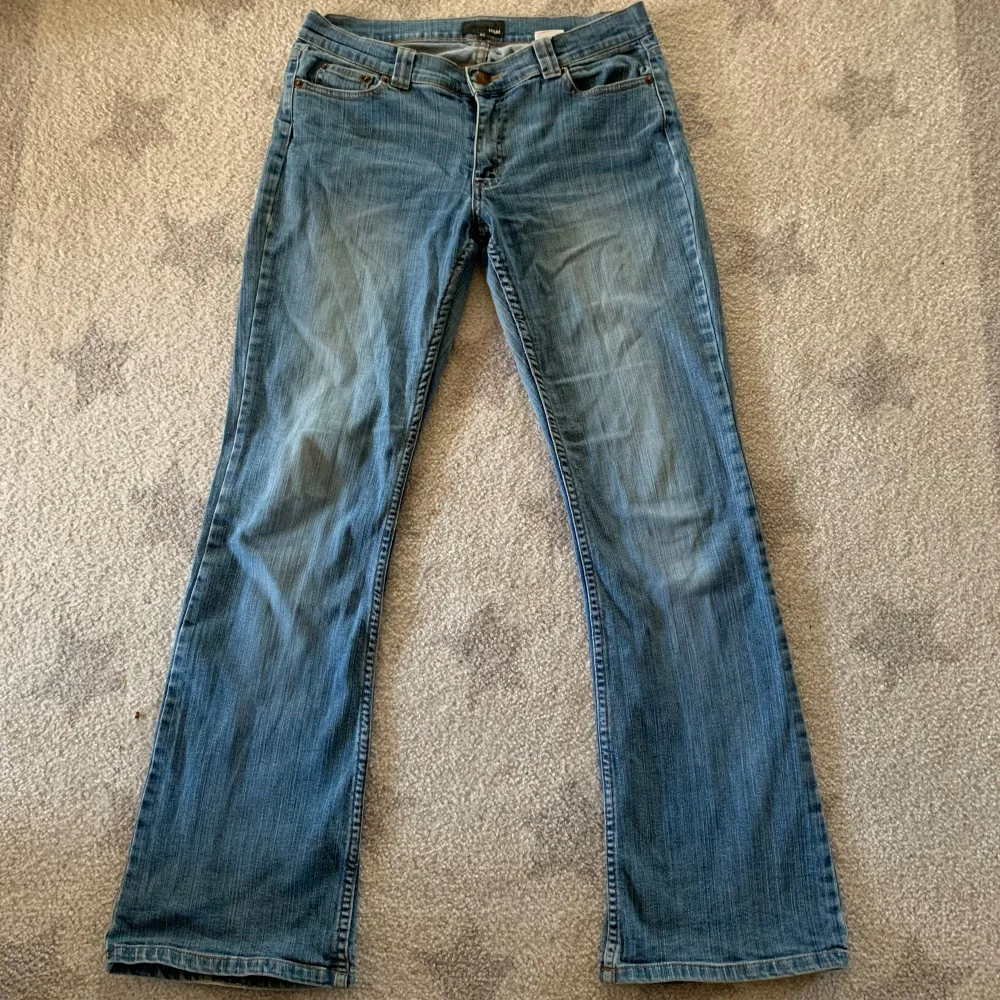Säljer dessa snygga utsvängda jeans som är lågmidjade. Säljer dem då de är förstora för mig.. Jeans & Byxor.