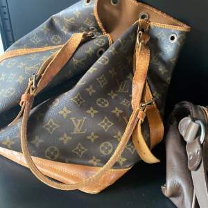 Fin vintage. Köpt second hand. Äkta. Kvitto finns ej. Saknar endast snöret. Louis Vuitton noe 