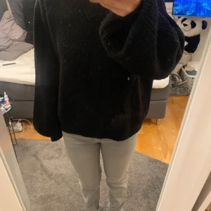 Stickad tröja svart - En svart stickad tröja med en öppen rygg! Köptes för ett och ett halvt år sedan för 500 kronor och den är hyfsat använd! Den är i storlek S och är för mig inte alls halkig vid axlarna!