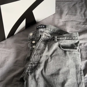 Hope jeans - Säljer dessa riktigt snygga Hope ”work” jeansen! Nypris 1850, jag säljer för 649kr. Strl 30.