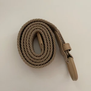 Flätat bälte - Säljer nu det här snygga bältet som aldrig har används och är helt nytt. Det är för ett bra och billigt pris. Kontakta vid minsta fundering.