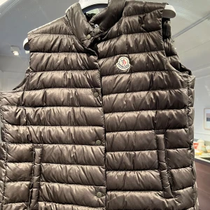 Moncler Shoko vest - Olive grön med slit detalj bak och 2 fickor med knapp fram.  Finns fler bilder om man googlar moncler shoko vest 