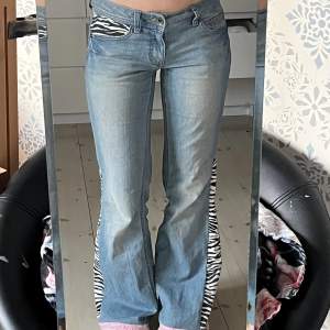 Så snygga REMAKE jeans! Sytt av mig💓💞jättefina med zebra och rosaglittrig kant nertill. W27L32(jag är 167)