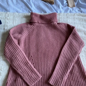 Virkad tröja  - En super mysig virkad tröja med krage, har aldrig använt den! 