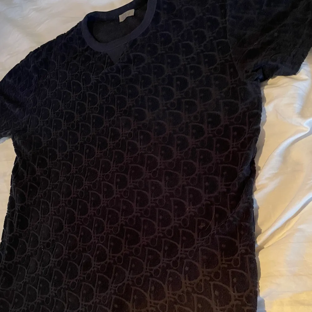 Dior towel t shirt Skick: 9/10 Storlek: L Pris: 3500kr . T-shirts.