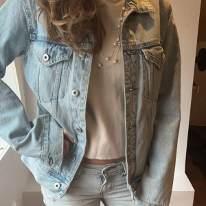 Jeans jacka - passar nu till våren as bra! skit snygg tvätt🤗