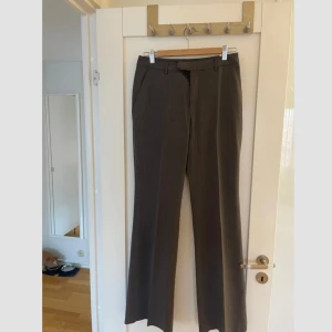 Utsvängda byxor  - Utsvängda byxor som är snygga till vår och sommaren. Storlek 36 och sparsamt använda. Pris kan diskuteras.