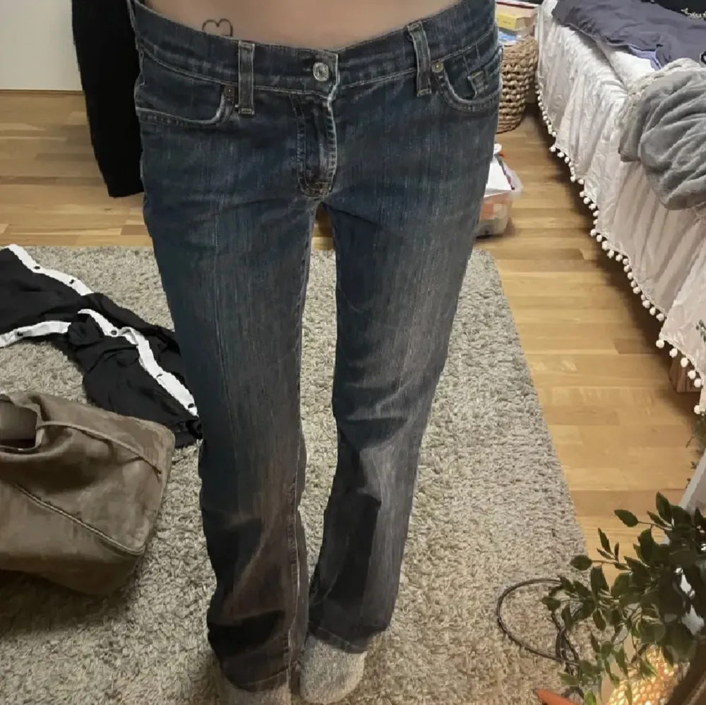 Supersnygga lågmidjade jeans från 7 for all mankind💓. Jeans & Byxor.
