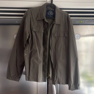 Sommarjacka - Skön grön färg på en skön jacka. Aldrig använd.