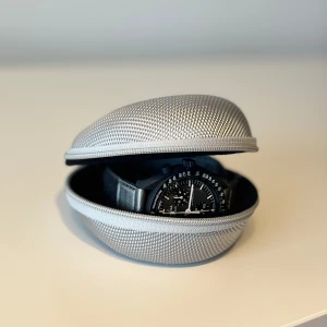 Klockfodral  - 🟢En robust och flexibel klockfodral med stark konstruktion,   🔵Perfekt skydd för din klocka eller armband, 🟡  Slitstark utsida och mjuk och väl fodrad insida . 🟠Helt ny. ⚪️Finns i  färger Röd, Rosa, Turkos , Ljus grå. OBS . Klockan ingår ej.