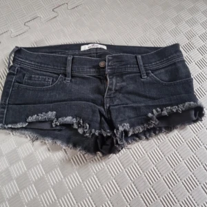 Hollister shorts - Jättefina Hollister shorts i storlek W27. Säljer pga att dom är för stora. Skriv för fler bilder, priset kan diskuteras💞