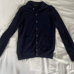 Mörkblå merinoull tröja från Stenströms, mycket bra skick, 2000kr nypris