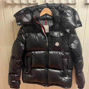Moncler montbeliard - Säljer nu denna jacka, då jag blev lurad och trodde den var äkta.. Jackan är i storlek 3 vilket motsvarar M/L herr.  Hör av dig vid mer frågor eller mer bilder! Priset är inte hugget i sten