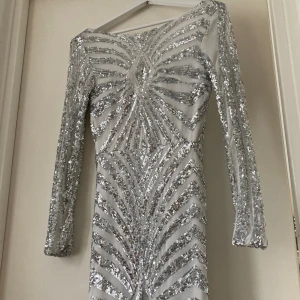 Balklänning med silver paljetter  - Aldrig använd balklänning med fina silverpaljetter som inte går av. Fråga om fler bilder <3