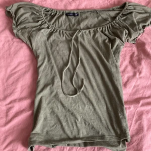 Raglanärm - Grön raglanärm med snören som kan knyttas till en rosett. Nyskick med noll defekter. Fråga om fler bilder <3.