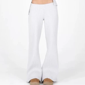 Arakii Suisen Pants - Säljer dessa fina byxor från Hanna Schönbergs märke Arakii som inte går att få tag på längre, i storlek XS/S!❤️ Köpte för 1 år sedan för 1400kr, använda sparsamt utan defekter.❤️ 