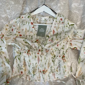 blus - jag har aldrig använt denna som ni ser eftersom prislappen är kvar, den är supersöt men kanske inte min stil, säljer även därför för samma pris jag köpte den för!❣️